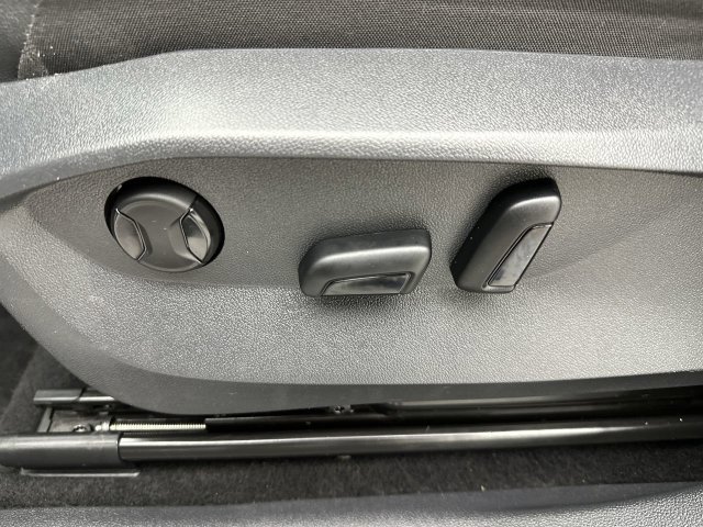 Used 2023 Volkswagen Tiguan SE AWD/4WD image 12