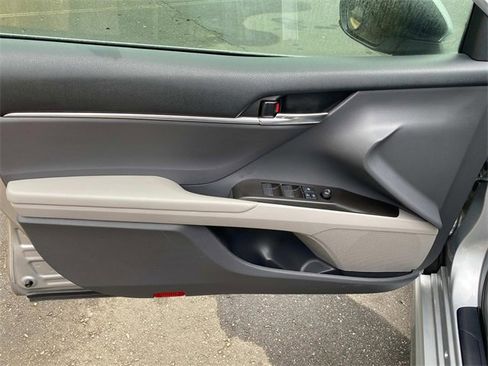 Used 2021 Toyota Camry SE image 12