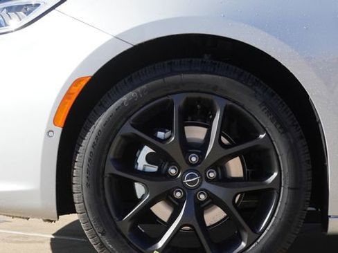 New 2026 Chrysler Pacifica Limited FWD image 5