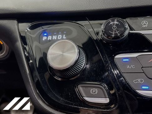 Used 2020 Chrysler Pacifica Touring-L FWD image 18