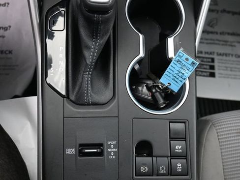 Used 2023 Toyota Highlander LE FWD image 17
