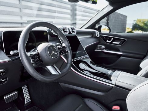 Used 2026 Mercedes-Benz GLC 300 image 2