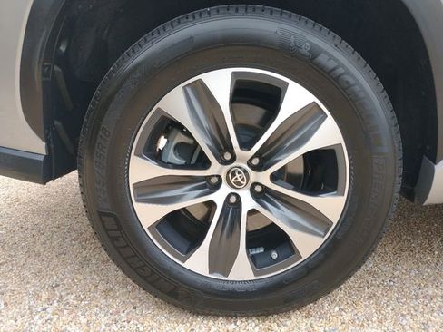 Used 2020 Toyota Highlander XLE image 28