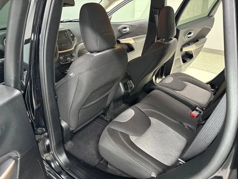 Used 2018 Jeep Cherokee Latitude w/ Safety Group AWD/4WD image 23