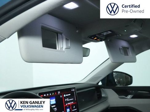 Used 2025 Volkswagen Tiguan SE AWD/4WD image 19