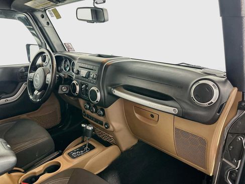 Used 2018 Jeep Wrangler Unlimited Sahara w/ Connectivity Group AWD/4WD image 24