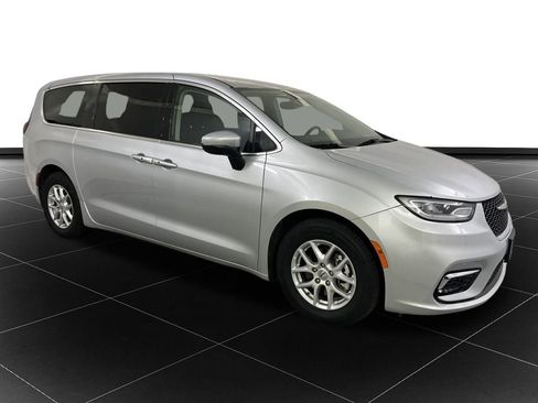 Used 2023 Chrysler Pacifica Touring-L image 22