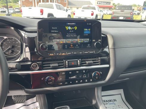 Used 2023 Nissan Pathfinder SL AWD/4WD image 16