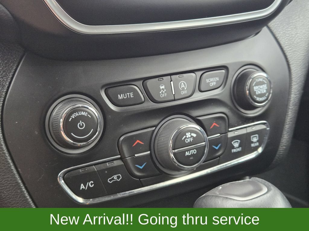 Used 2021 Jeep Cherokee Latitude Lux w/ Comfort/Convenience Group AWD/4WD image 21
