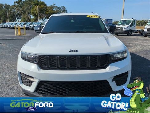 Used 2023 Jeep Grand Cherokee Altitude image 3
