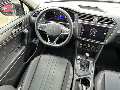 Certified 2023 Volkswagen Tiguan SE w/ Panoramic Sunroof Package FWD image 9