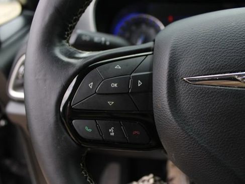 Used 2020 Chrysler Pacifica Touring w/ Advanced Safetytec Group FWD image 10