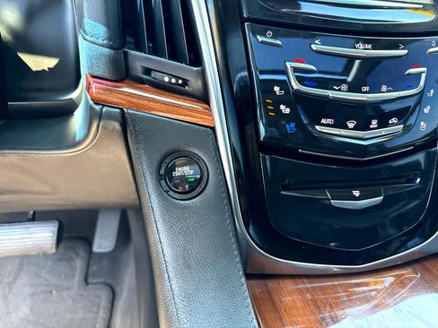 Used 2015 Cadillac Escalade Luxury image 28