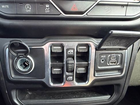 Used 2021 Jeep Wrangler Unlimited Sahara AWD/4WD image 38