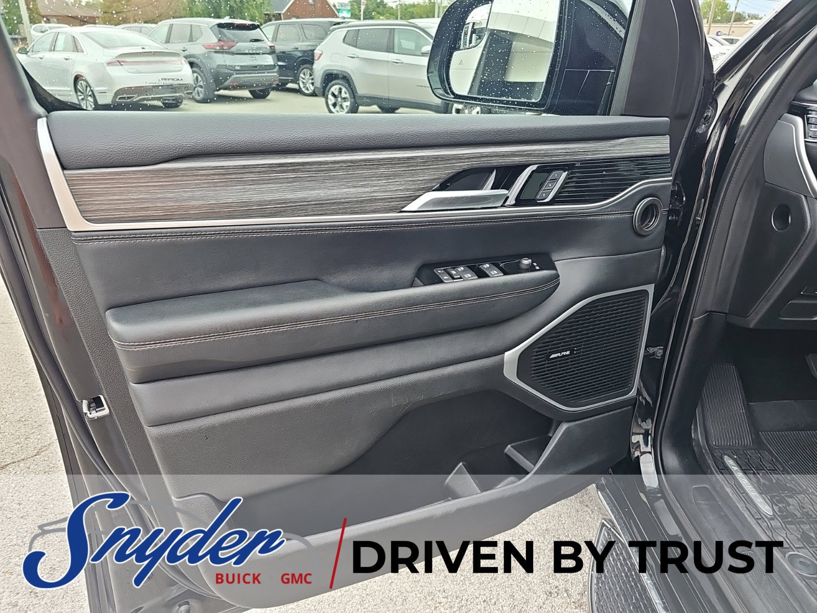 Used 2024 Jeep Wagoneer L Series II w/ Flexible Seating Group AWD/4WD image 13