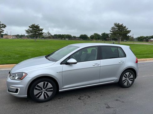 Used 2016 Volkswagen e-Golf SE w/ DC Fast Charging Package FWD image 2