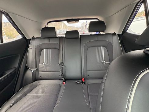 Used 2024 Hyundai Venue Limited FWD image 6