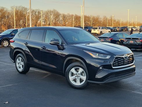 Certified 2021 Toyota Highlander LE image 34