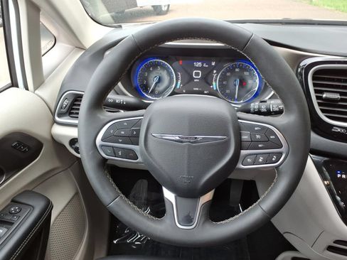 Used 2024 Chrysler Pacifica Touring-L FWD image 25