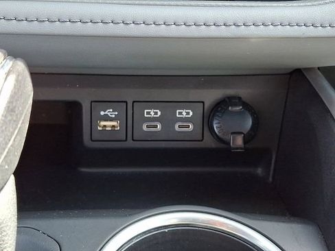 Used 2023 Toyota Highlander XLE image 18