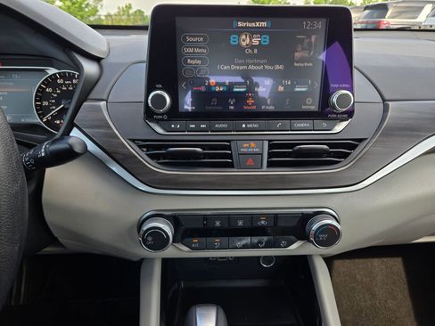 Used 2024 Nissan Altima 2.5 SV FWD image 15