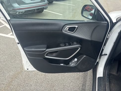 Used 2021 Kia Soul LX image 17