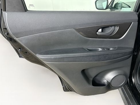 Used 2020 Nissan Rogue S image 25