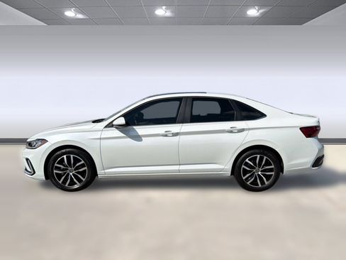 Used 2025 Volkswagen Jetta SE FWD image 2