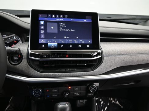 Used 2024 Jeep Compass Latitude image 18