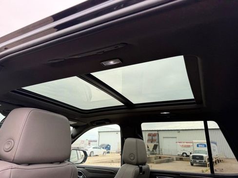 Used 2022 Chevrolet Tahoe Z71 w/ Luxury Package AWD/4WD image 10