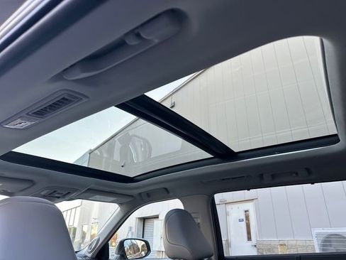 Used 2023 Toyota Highlander Platinum image 15