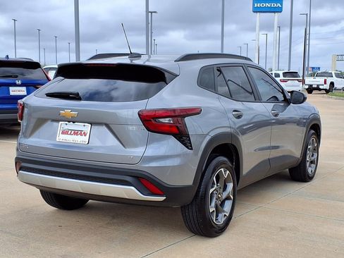 Used 2025 Chevrolet Trax LT FWD image 7