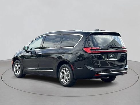 Used 2021 Chrysler Pacifica Limited AWD/4WD image 3