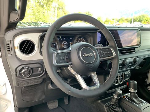 Used 2025 Jeep Wrangler Sahara image 33