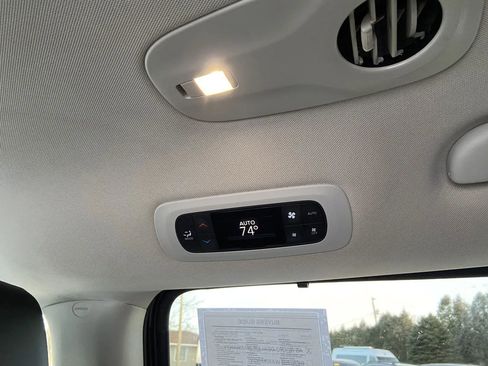 Used 2023 Chrysler Pacifica Touring-L FWD image 25