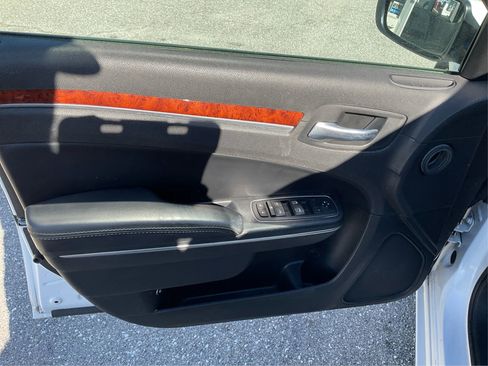 Used 2014 Chrysler 300 image 19