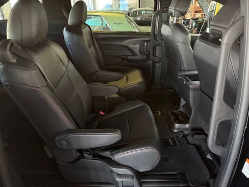 Used 2025 Toyota Sienna XSE AWD/4WD image 15