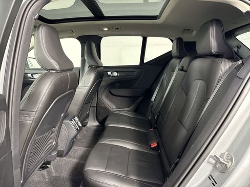 Used 2025 Volvo XC40 B5 Core image 22