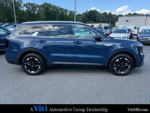 Used 2025 Kia Sorento S FWD image 9