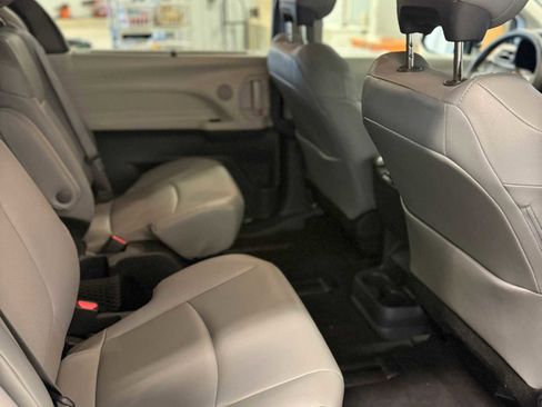 Used 2023 Toyota Sienna XLE AWD/4WD image 27