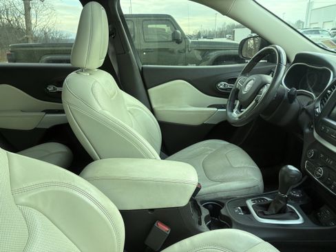 Used 2018 Jeep Cherokee Overland w/ Technology Group image 10