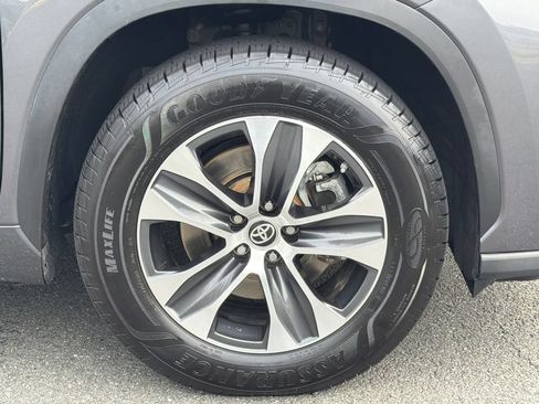 Used 2023 Toyota Highlander XLE AWD/4WD image 8