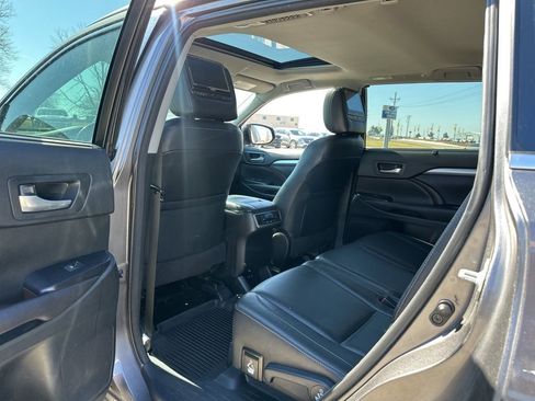 Used 2017 Toyota Highlander XLE AWD/4WD image 19