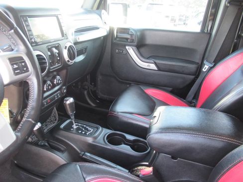 Used 2016 Jeep Wrangler Unlimited Rubicon AWD/4WD image 17