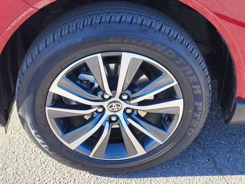 Used 2023 Toyota Venza LE image 11