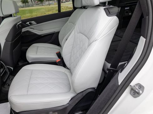 Used 2026 BMW X7 xDrive40i w/ M Sport Package AWD/4WD image 11