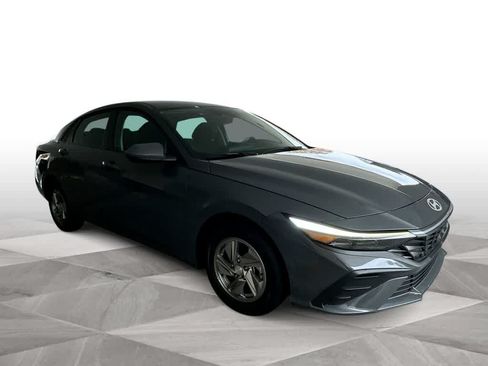 Used 2025 Hyundai Elantra SE FWD image 2