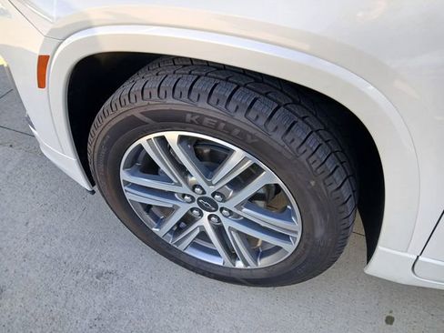 Used 2023 Chevrolet Traverse High Country image 32