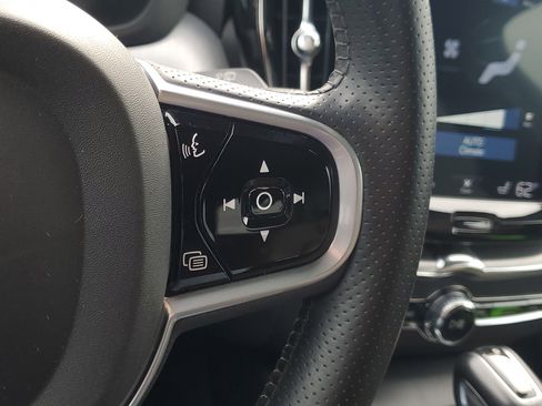 Used 2019 Volvo XC60 T5 Momentum w/ Multimedia Package image 26