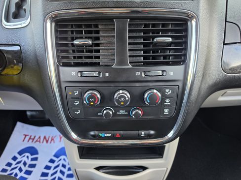 Used 2019 Dodge Grand Caravan SE FWD image 31
